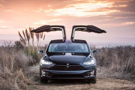 Ibu gugat Tesla setelah anak 2 tahun nyalakan Model X dan menabraknya 4