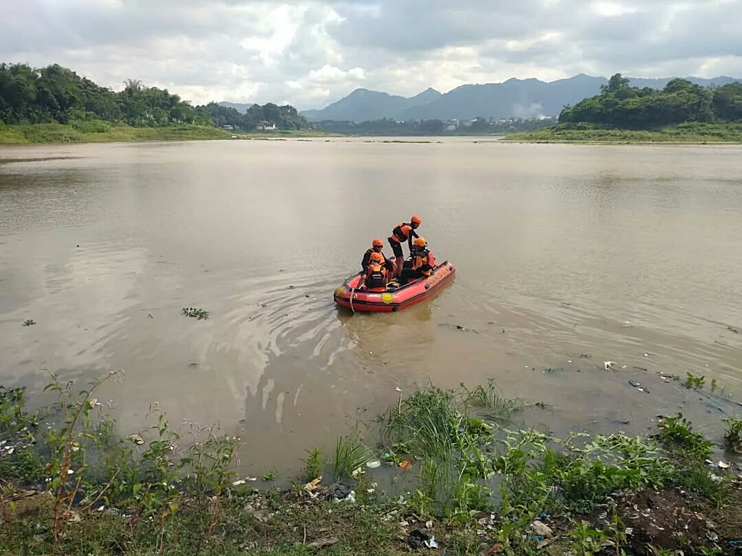 Breaking News! Tukang Rongsok Tenggelam di Aliran Sungai Citarum 2