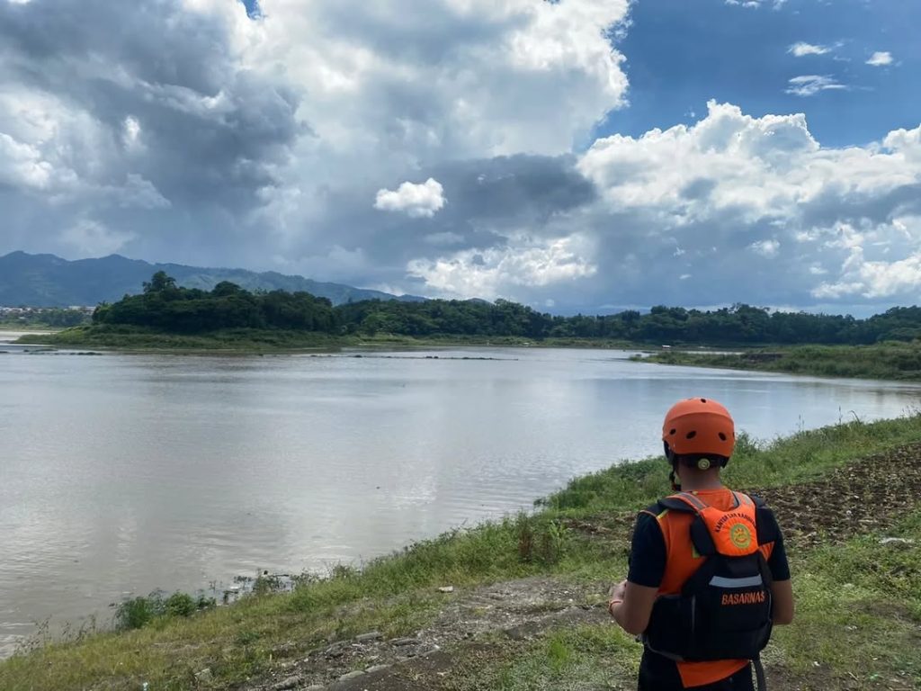 Breaking News! Tukang Rongsok Tenggelam di Aliran Sungai Citarum 4