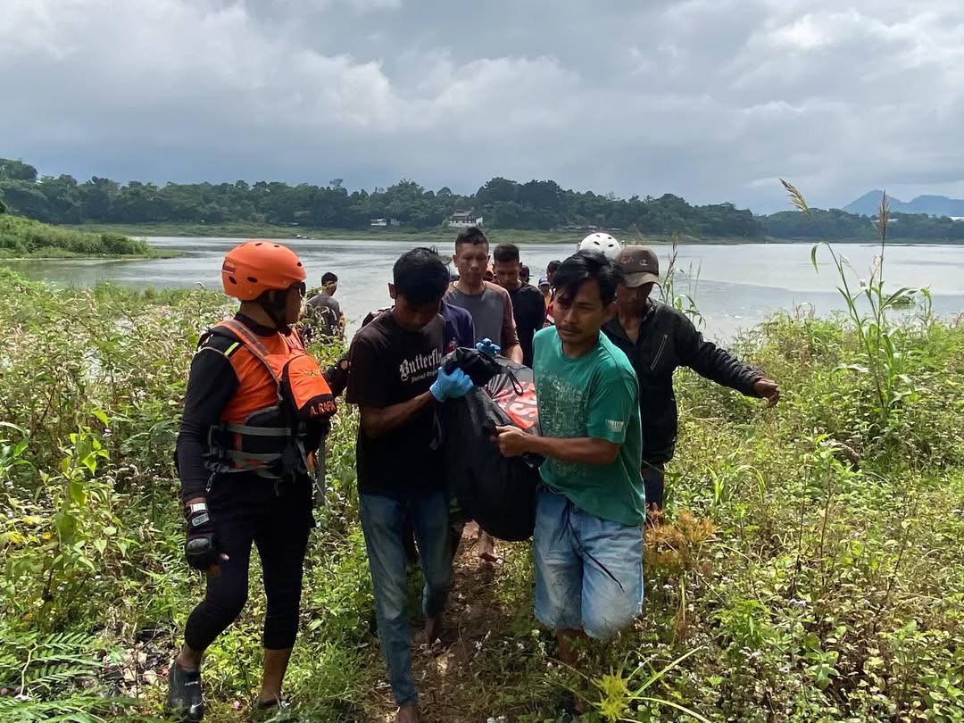 Tukang Rongsok yang Tenggelam di Sungai Citarum Ditemukan Meninggal 1 Tukang Rongsok yang Tenggelam di Sungai Citarum Ditemukan Meninggal 2