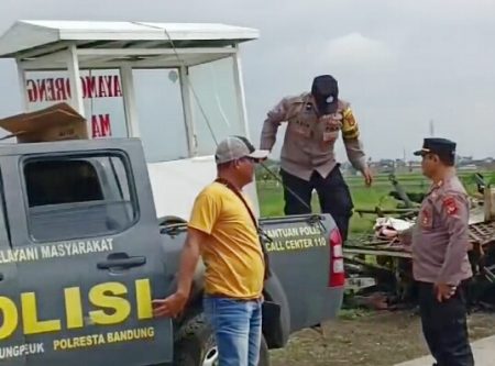 Inspiratif! Polri Beri Bantuan pada Korban Kebakaran di Pameungpeuk Inspiratif! Polri Beri Bantuan pada Korban Kebakaran di Pameungpeuk 7