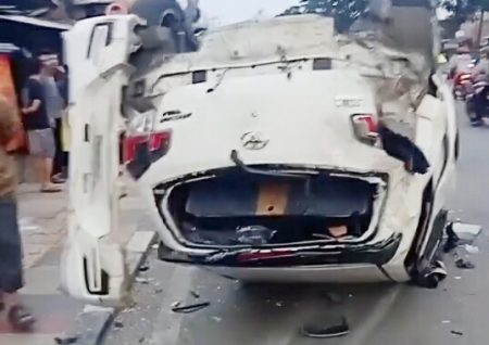 Kecelakaan di Bandung Hari Ini, Minibus Terbalik Usai Tabrak Motor Kecelakaan di Bandung Hari Ini, Minibus Terbalik Usai Tabrak Motor 2