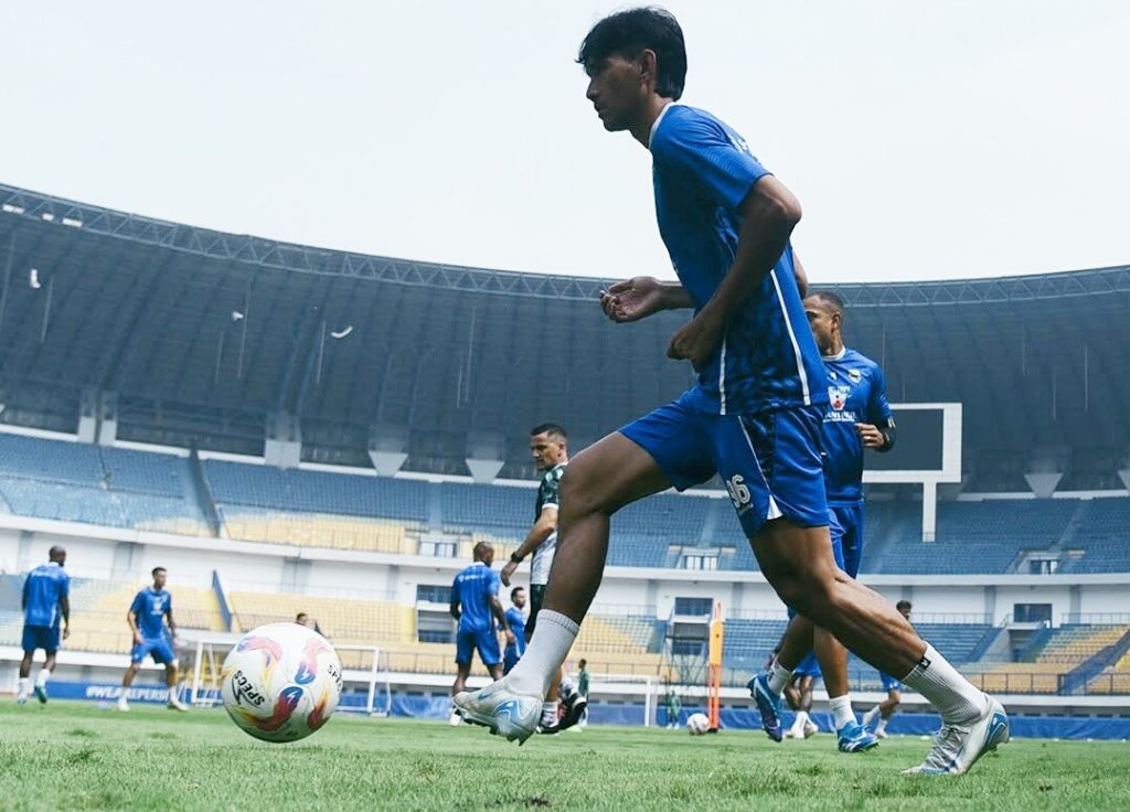 Persib Bandung vs Madura United FC, Dua Bek Terbaik Pangeran Biru Absen? 8