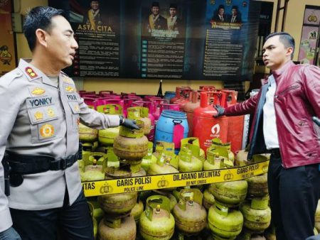 Sindikat Pengoplos Gas 3 Kg yang Rugikan Negara Hingga Miliaran Tertangkap Sindikat Pengoplos Gas 3 Kg yang Rugikan Negara Hingga Miliaran Tertangkap 10