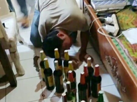 Polisi Gerebek Warung Miras, Puluhan Botol Diamankan: Begini Kronologinya! 3