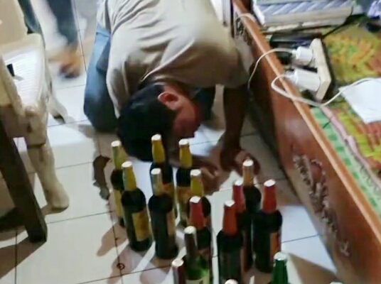 Polisi Gerebek Warung Miras, Puluhan Botol Diamankan: Begini Kronologinya! 1