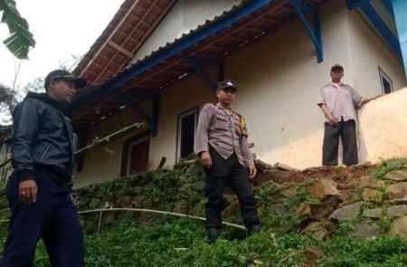 Tanah Longsor Landa Kampung Ciparia Wargamekar: Ini Kronologi dan Dampaknya 4