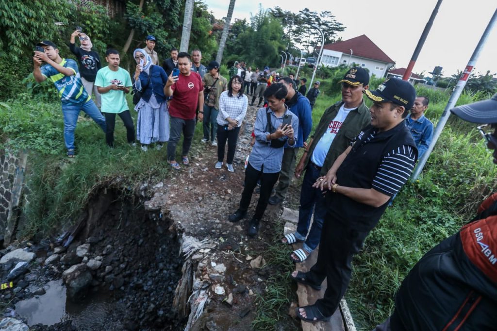 Longsor Terjang Jatihandap Bandung, Akses Menuju Kantor Kelurahan Terdampak Longsor Terjang Jatihandap Bandung, Akses Menuju Kantor Kelurahan Terdampak 1