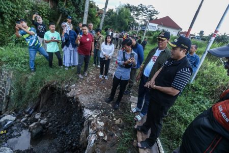 Longsor Terjang Jatihandap Bandung, Akses Menuju Kantor Kelurahan Terdampak 1