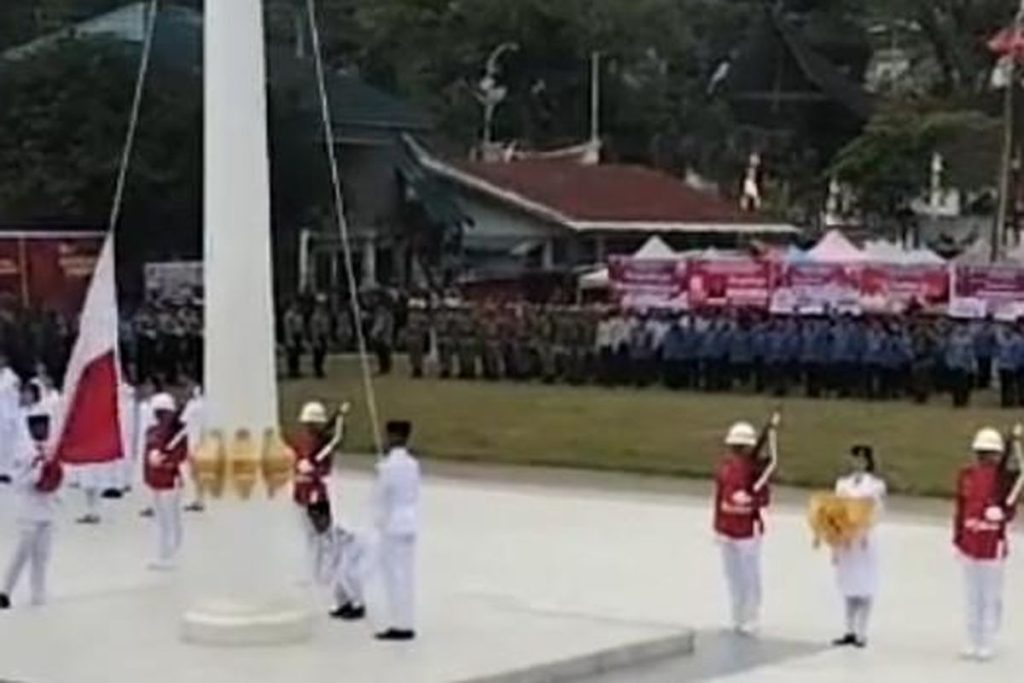 Bendera Terbalik di Mamasa Saat Upacara 17 Agustus 2025 Bikin Heboh Bendera Terbalik di Mamasa Saat Upacara 17 Agustus 2025 (X/@reallanarhode)