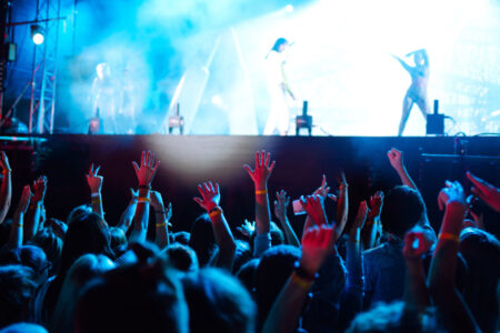 Outfit Nonton Konser yang Stylish dan Cocok untuk Semua Genre outfit nonton konser